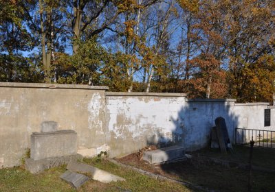 Hřbitov a náhrobky v roce 2021, O.C., 2021