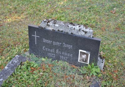 Hřbitov a náhrobky v roce 2021, O.C., 2021