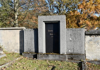 Hřbitov a náhrobky v roce 2021, O.C., 2021